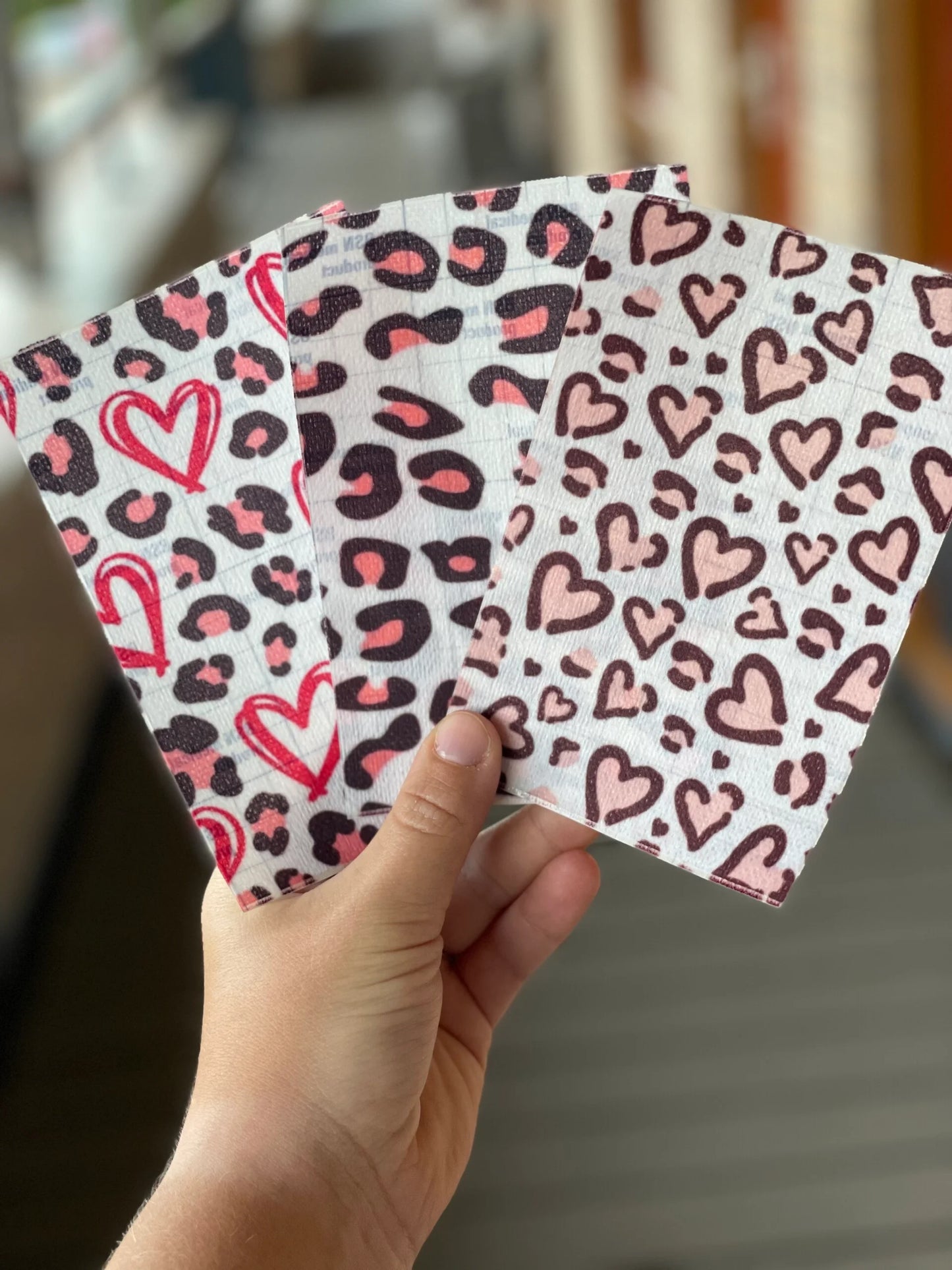 Sonde pleister, panterprint met hartjes roze.
